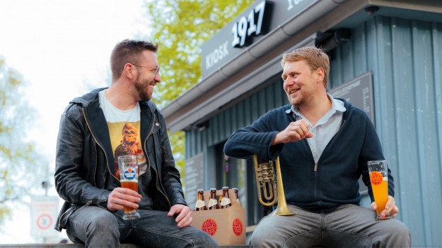 Schneider Weisse verjüngt die Marke - Stefan Dettl (r.) von der bayerischen Pop-Brass-Band LaBrassBanda hat das 'LoveBeer' mitentwickelt - Quelle: Peter Geyer